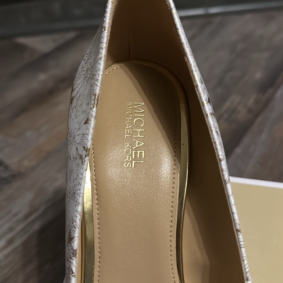 Michael Kors gold and whites pumps - Picture 2 of 5